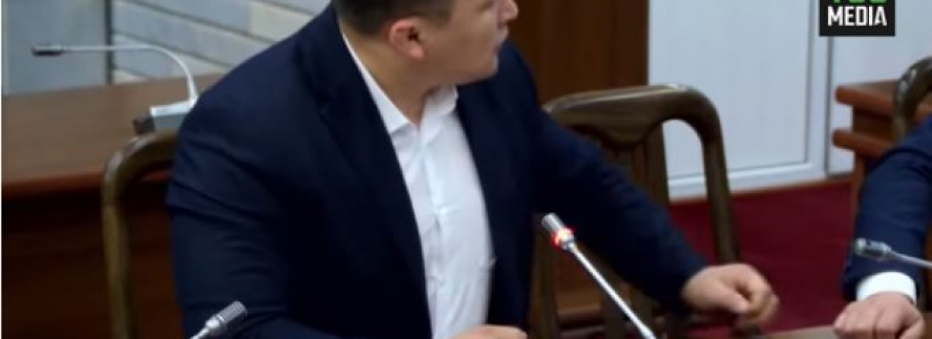 “Маған ей деме”: Ерегескен депутаттардың жаға ұстатарлық видеосы жарияланды