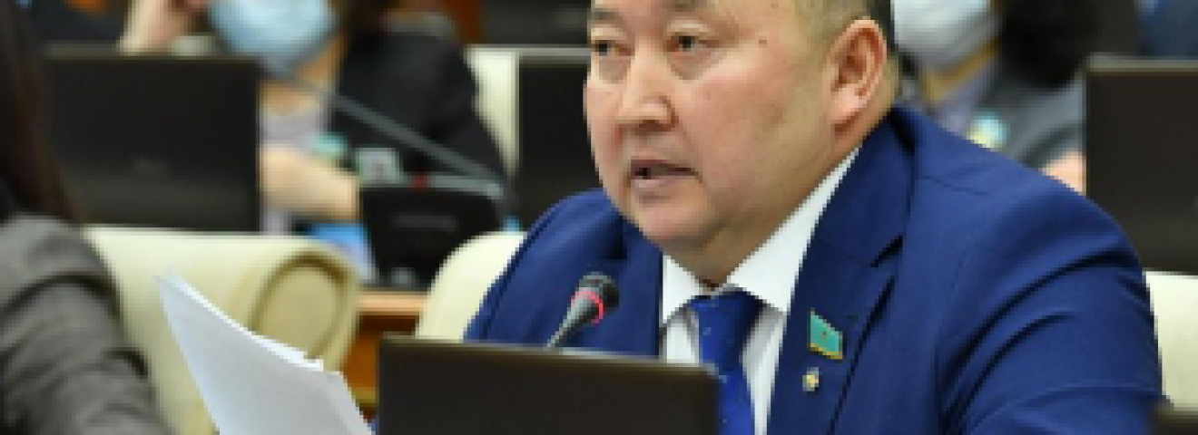 Берік Дүйсембинов: Шектеу шаралары көзбояушылыққа, індетпен күрестің бейшара көрінісіне, коррупцияға айналды
