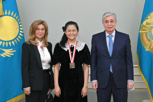 Қасым-Жомарт Тоқаев шахматтан әлем чемпионы Бибісара Асаубаеваны қабылдады