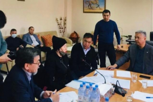 Депутаттар тергеу изолияторында тұтқындармен кездесті