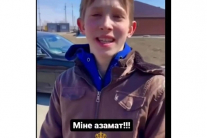 БІР-БІРІҢМЕН ОРЫСША СӨЙЛЕСЕТІН ҚАЗАҚТАР, АР-НАМЫСТАРЫҢ ЖОҚ! - орыс баласы (видео)