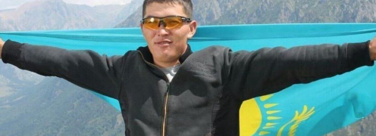 Назарбаевтың ескерткішін қиратқаны үшін үтікпен азапталған белсенді Азамат Батырбаев сотталды