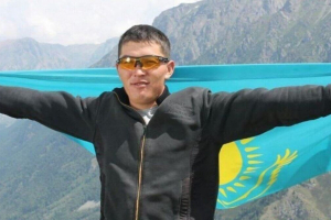 Назарбаевтың ескерткішін қиратқаны үшін үтікпен азапталған белсенді Азамат Батырбаев сотталды