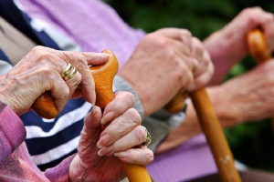 Қазақстанда әйелдердің зейнетке шығуы 61 жас деңгейінде бекітіледі - Жолдау
