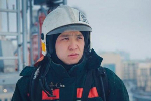 Елордада 3 адамды құтқарған өрт сөндірушіге көмек жиналып жатыр