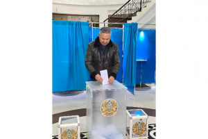 Азат Перуашев Қазақстан Президентінің кезектен тыс сайлауында дауыс берді