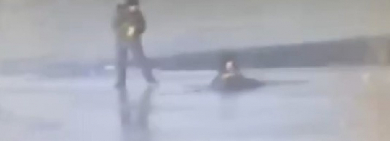 Атырауда 8 жасар мектеп оқушысы суға батып бара жатқан екі баланы құтқарып қалды
