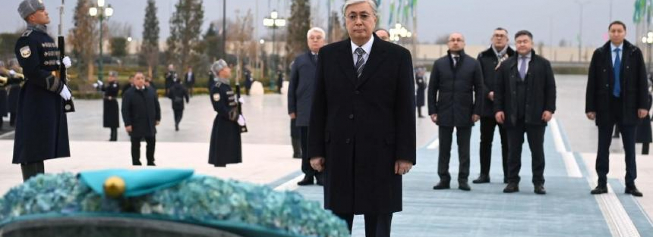 Президент Ташкент қаласындағы «Тәуелсіздік» монументіне гүл шоғын қойды
