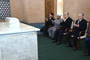 Қасым-Жомарт Тоқаев Өзбекстан Президентімен бірге Төле би кесенесіне зиярат етті