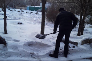 Өскемен тұрғыны бұрынғы әйелін боқтағаны үшін көшеде қар күреп жүр