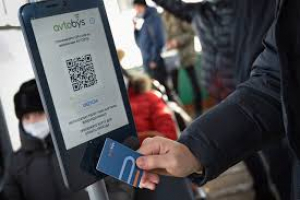 Тіл күрескері Руза Бейсенбайтегі автобус валидаторларын қазақша сөйлетті