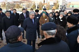 Президент жазушы Шерхан Мұртазаның ескерткішіне гүл шоғын қойды