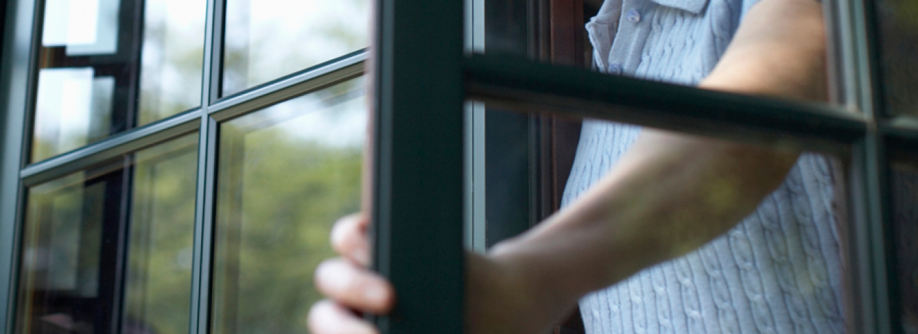 Петропавлда 67 жастағы кейуана бесінші қабаттан құлап көз жұмды