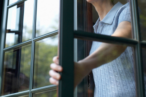 Петропавлда 67 жастағы кейуана бесінші қабаттан құлап көз жұмды