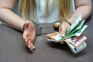 Талдықорғанның білім бөлімі қызметкерлерінің сөмке-сөмке ақшамен ұсталған видеосы жарияланды