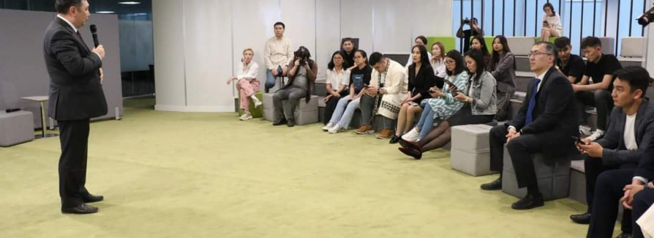 Дархан Қыдырәлі бір топ волонтермен кездесті