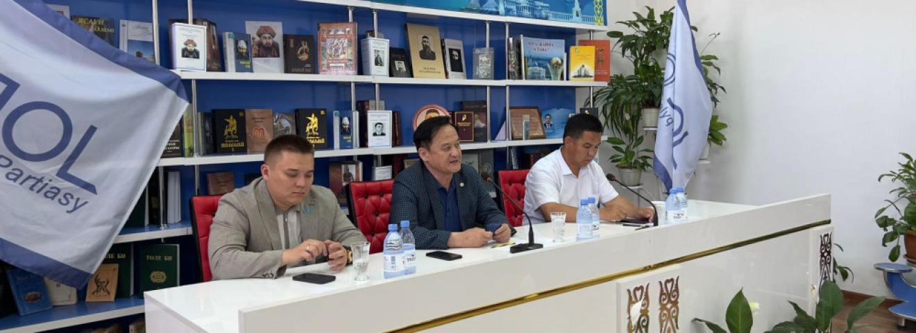 «Ақ жол» депутаты Қазыбек Иса Сарыағаш ауданының тұрғындарымен кездесті