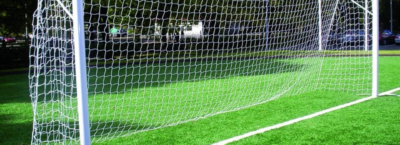 Астанада мектеп оқушысының үстіне футбол қақпасы құлап, көз жұмды