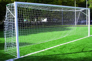 Астанада мектеп оқушысының үстіне футбол қақпасы құлап, көз жұмды