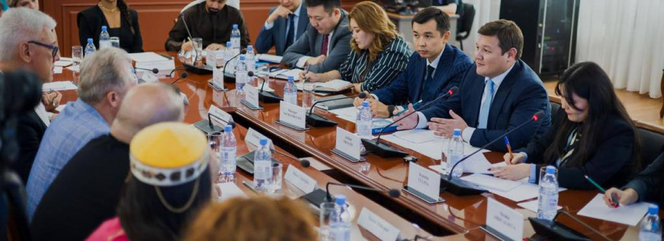 Мәдениет және спорт министрі шетелдік БАҚ өкілдеріне Қазақстандағы туризм туралы айтып берді