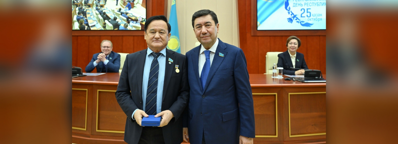 Қазыбек Иса - Қазақстанның Еңбек сіңірген қайраткері