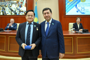 Қазыбек Иса - Қазақстанның Еңбек сіңірген қайраткері