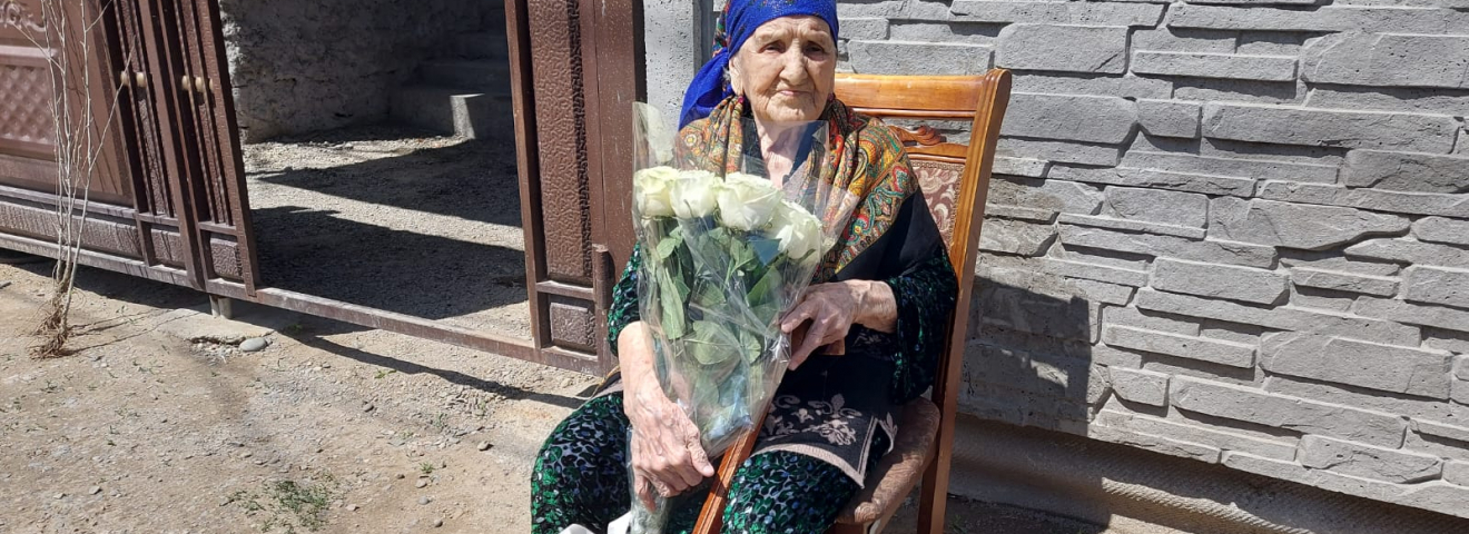 Жамбылда 101 жастағы әже «Таза Қазақстан» акциясына үлес қосты