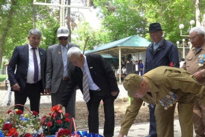 Түркістан: Келес ауданында ерлікпен қаза болған жауынгерлерге арналған монументке гүл шоқтары қойылды