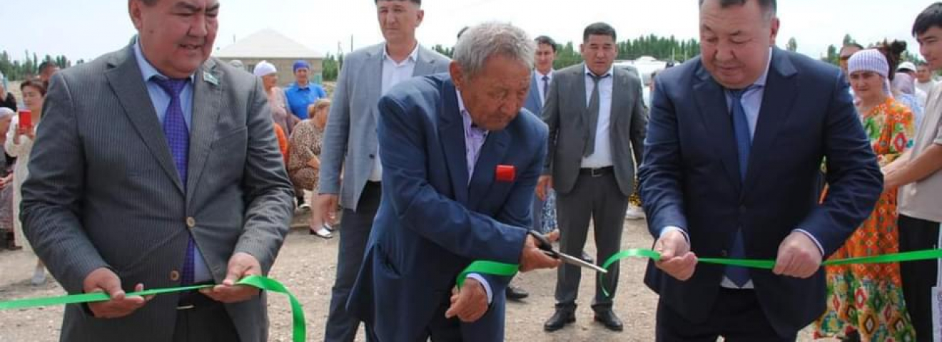 ТҮРКІСТАН: СОЗАҚТЫҢ ТҮЛЕКТЕРІ 20 ЖЫЛДЫҚ ҚҰРМЕТІНЕ БІР ОТБАСЫНА БАСПАНА СЫЙЛАП, АУЫЛҒА ҚАҚПА САЛЫП БЕРДІ