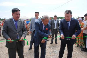 ТҮРКІСТАН: СОЗАҚТЫҢ ТҮЛЕКТЕРІ 20 ЖЫЛДЫҚ ҚҰРМЕТІНЕ БІР ОТБАСЫНА БАСПАНА СЫЙЛАП, АУЫЛҒА ҚАҚПА САЛЫП БЕРДІ