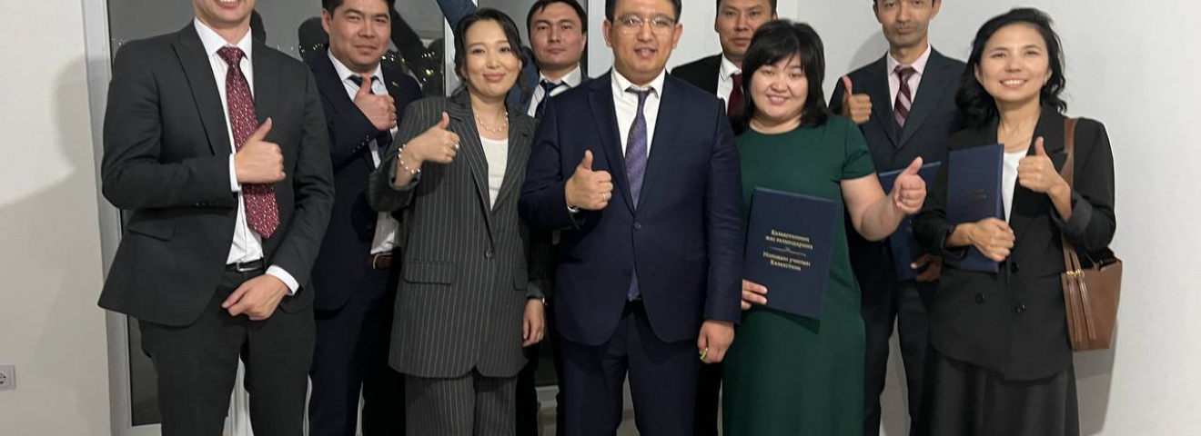 Қасым-Жомарт Тоқаев жас ғалымдарға пәтер сертфикаттарын табыстады.