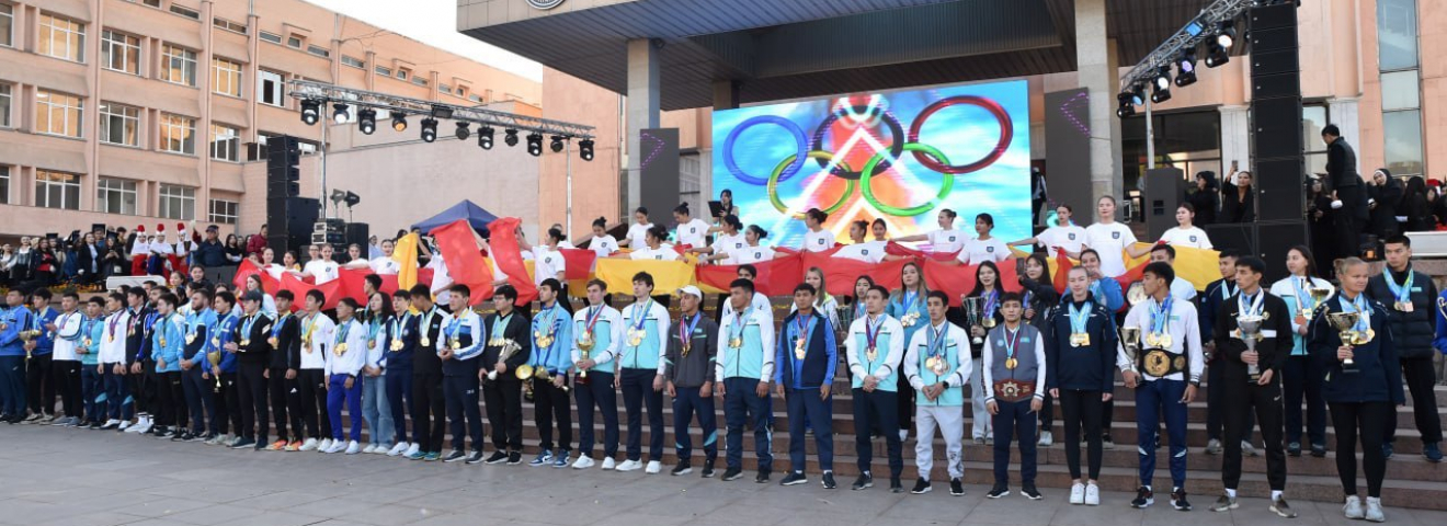 ҚазҰУ-да бірінші курс студенттерін қатарға қабылдау мерекелік кеші өтті