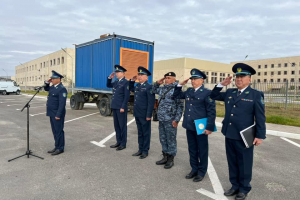 МЕМЛЕКЕТТІК ТУ КӨТЕРІЛІП, ЖАС ПОЛИЦЕЙЛЕР АНТ ҚАБЫЛДАДЫ