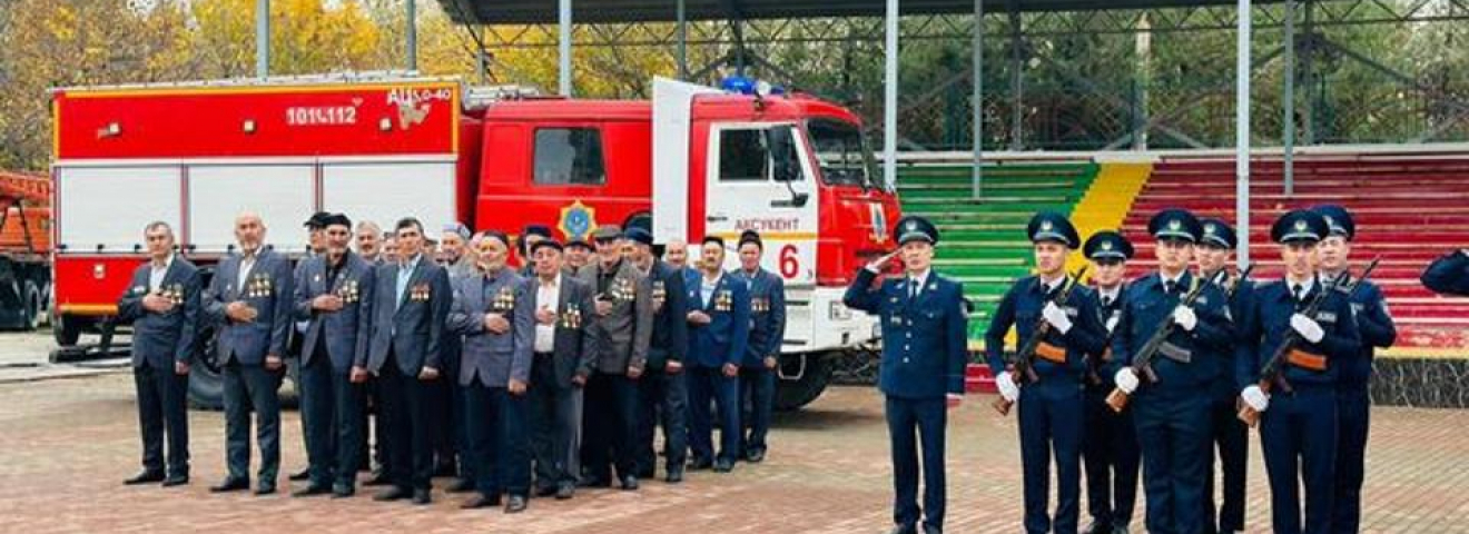 Полиция мерекеде сап түзеп, марапатқа ие болды