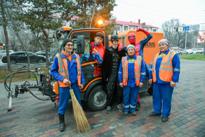 Алматыда аула сыпырушыларға суперқаһармандар көмектесті