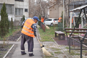 Алматыда аулалар мен көшелерді нашар тазалаған мердігерлерге айыппұл салынады