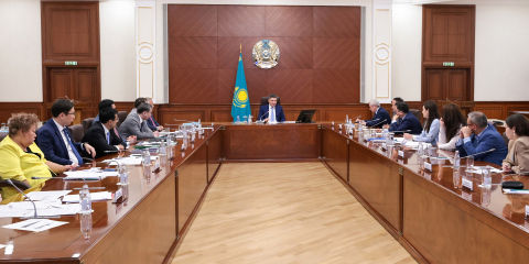 Олжас Бектенов сарапшылармен экономиканың даму мәселелерін талқылады