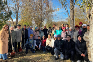 «Таза Қазақстан»: ҚХА мүшелері Астанадағы саябақта шырша отырғызды