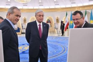 Қазақстан мен Иран Президенттері қазақ тарихына қатысты көне қолжазбалар көрмесін тамашалады