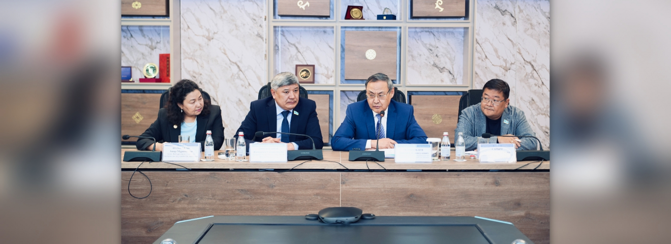 «КОНСТИТУЦИЯНЫ ЖҮЙЕЛІ ЖАҢҒЫРТУДЫҢ ҒЫЛЫМИ НЕГІЗДЕРІ» ТАҚЫРЫБЫНДА ДӨҢГЕЛЕК ҮСТЕЛ ӨТТІ