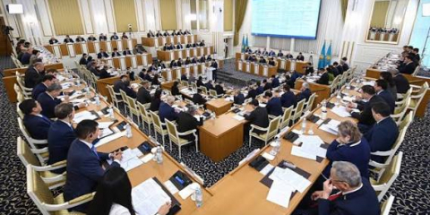 САРАПШЫЛАР КОНСТИТУЦИЯ ЖОБАСЫН ТҮСІНДІРДІ