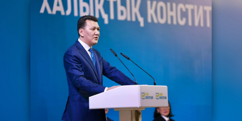 «30 жылда қоғам өзгерді»: Мемлекеттік кеңесші қолданыстағы Конституция мен жаңа Ата Заңның айырмашылығын атады