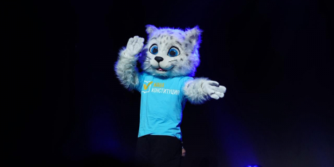 Робот Темірбекпен пен барыс Әділет жастарды жаңа Конституцияны қолдауға шақырды