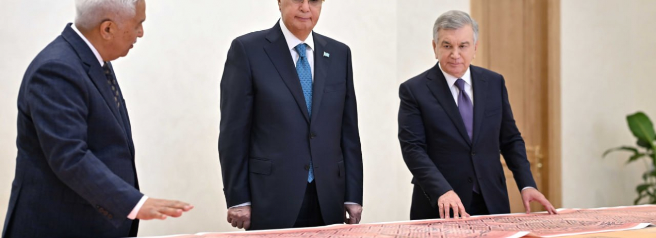 Шавкат Мирзиёев Қасым-Жомарт Тоқаевқа бірқатар тарихи құжатты тапсырды