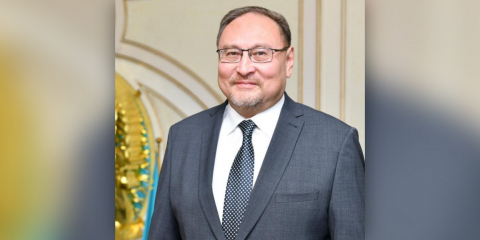 ДИПЛОМАТ ЕЛШІНІҢ ЕҢБЕГІ