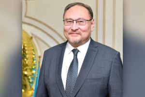 ДИПЛОМАТ ЕЛШІНІҢ ЕҢБЕГІ
