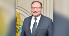 ДИПЛОМАТ ЕЛШІНІҢ ЕҢБЕГІ