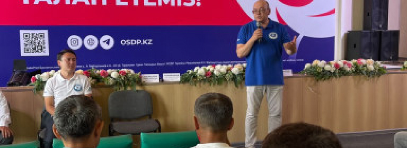 ЖСДП өкілдері ұстаздармен кездесті
