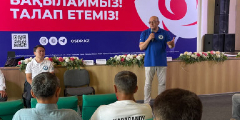 ЖСДП өкілдері ұстаздармен кездесті