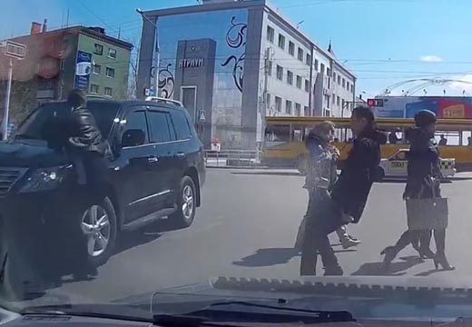 "Антигептил" белсенділері Ақорданың алдында шоу ұйымдастырды